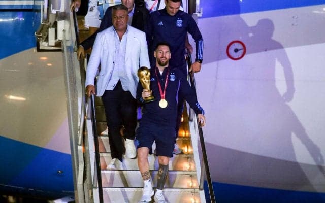 3kmの移動に1時間…W杯王者アルゼンチンが帰国、衝撃的な数のファンが祝福に駆けつける