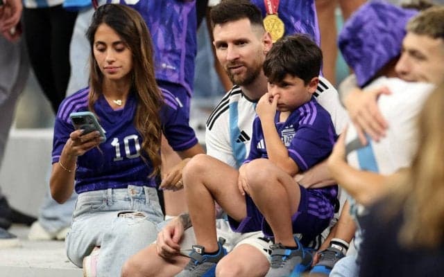 メッシの自宅前に大量のファン、妻ロクソさんの運転で帰宅し大騒ぎに