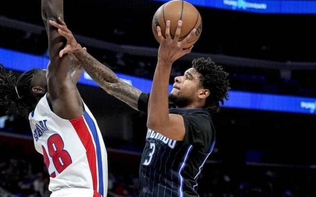 マジックの若手フォワード、チュマ・オキキが左ヒザの手術により最低1カ月間の離脱