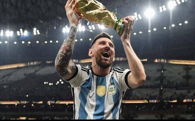 W杯トロフィーを掲げるメッシがインスタで最も「いいね」を獲得した投稿に！悲願達成にファンも大喜び