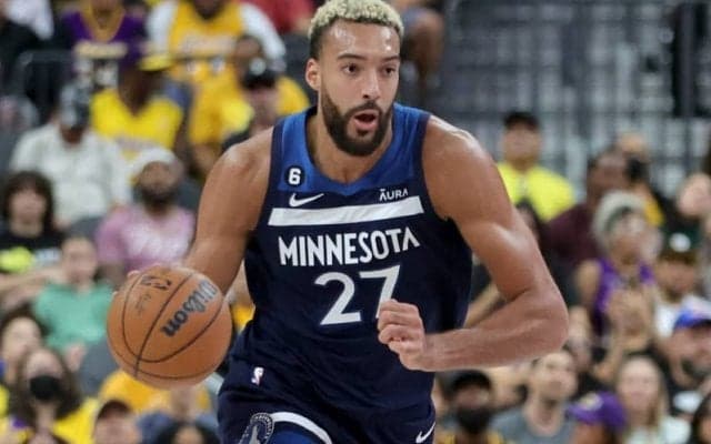 ルディ・ゴベアが本拠地の従業員450名に自身のサインカードと7000円をプレゼント