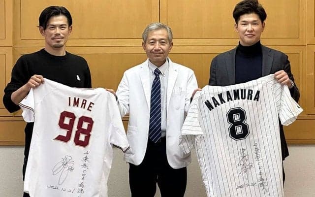 ロッテ中村奨＆楽天今江コーチが病院訪問　子どもに「笑顔を届けることができれば」