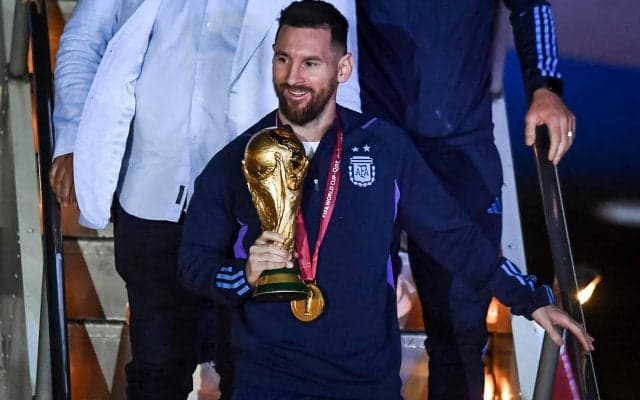 英雄メッシは休まらず、パレード後にヘリコプター移動もファンが待ち受ける「この惑星で彼以上の存在はいない」