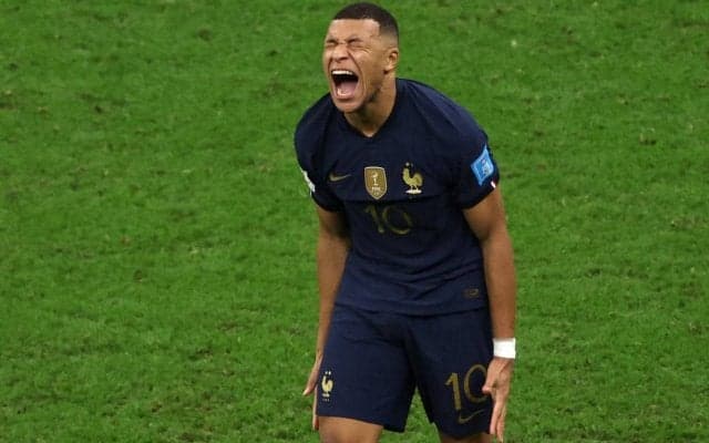 「W杯の決勝だぞ」ムバッペがW杯決勝のハーフタイムに檄を飛ばす姿、ハットトリックの裏側が公開