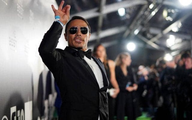 独特な“塩振り”フォームで有名なシェフ、禁止されているW杯トロフィーへの接触などでFIFAが処分へ…会長の数少ないフォローからも外される