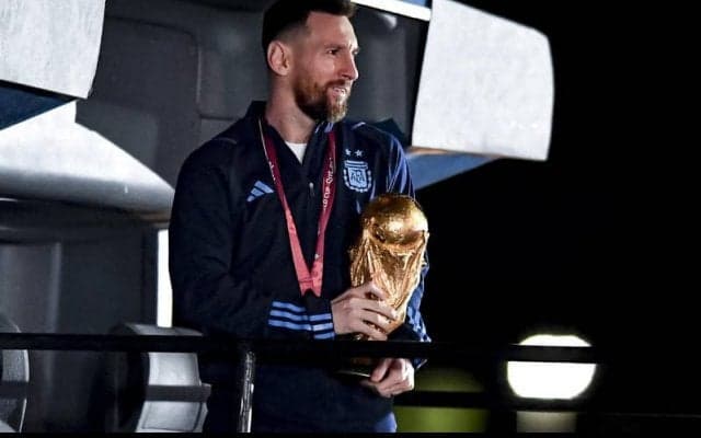 「今世紀最も幸運な男」急遽メッシたちを乗せたヘリパイロットの自撮りが話題に！「額縁に入れるべき」