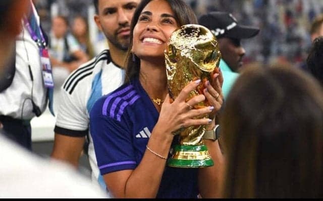 「この家族を愛さない理由がない」「本物の天使だ」W杯中にメッシ妻とファンの間にあったエピソードが素敵「驚かされる」