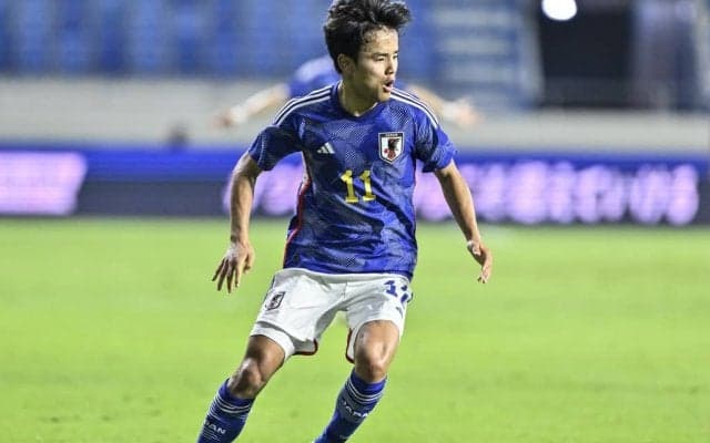 ｢オシャレ｣｢好き｣試合前にベンチに座る日本代表・久保建英の姿が好評！ レアル・ソシエダが｢緊張感の伝わるワンシーン｣として公開