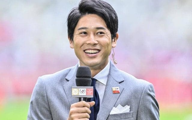 「うっちーのお顔の小ささよ…」元日本代表DF内田篤人氏が小野伸二、松井大輔ら「超豪華メンバー」との集合写真をアップ! 『やべっちスタジアム』とのフットサル対決にて実現した「豪華9ショット」が話題に