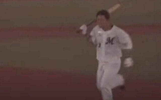 バット担ぎ鬼の形相「ヤンキーみたい」　天敵撃退…今季No.1“カチコミ”にファン爆笑