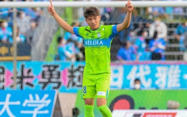 湘南の日本代表FW町野修斗が三重県伊賀市の観光大使に就任!!　特別名刺や“スタジャン”も披露