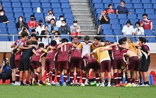 「男前揃いですな」「全員かっこよすぎる…！」選手がサンタコスで登場！神戸のクリスマスカードにはパートナーも反応