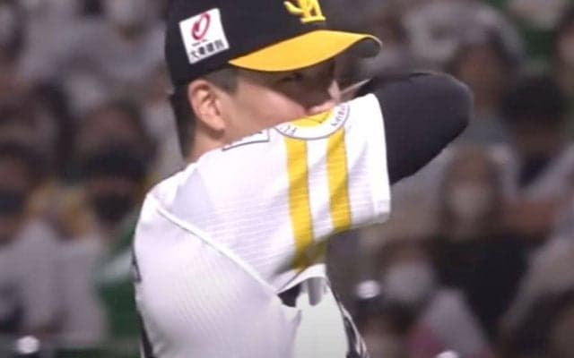 痛がる相棒にニヤニヤ　鷹バッテリーの珍プレーに惜しむ声「見られなくなるのか」