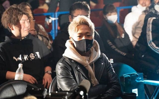 元K-1王者・武尊、「RISE」会場にサプライズ登場　ピーター・アーツとの抱擁にファン歓喜