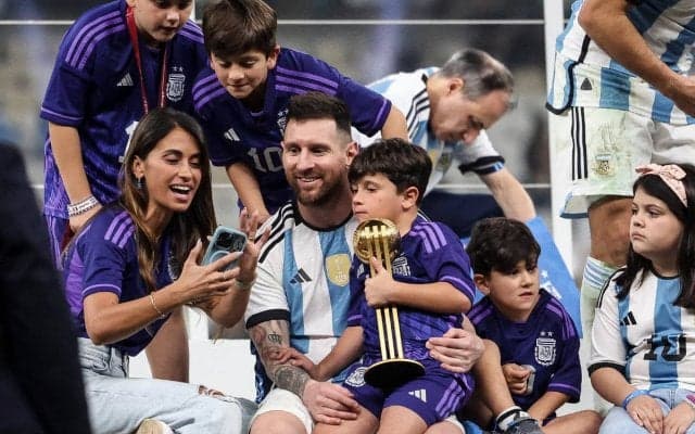 W杯優勝から1週間、メッシが赤いドレスの妻と3人の息子と最高のクリスマスでファミリーショット