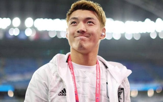 「かっこよすぎます……!!!」日本代表MF堂安律、意外なクリスマスフォトが反響大「サンタさんからの投稿来た」