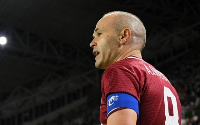 「素敵なクリスマスを!」イニエスタは全身黒で纏めた妻アンナさんとの2ショットでお祝い