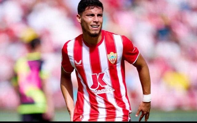 アルメリア、今季全試合に出場中のMFロベルトーネとの契約を2028年まで延長