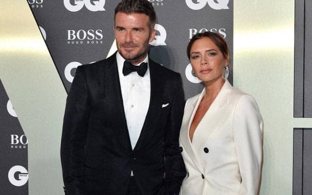 「甘々だ」「美しい」ベッカムと妻ヴィクトリアさんがアツアツのハグでクリスマスをお祝い「ベッカムは最高のサンタクロース」