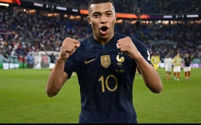 新恋人も噂されたムバッペがクリスマスを一緒に祝ったのは？2ショット写真が反響「笑顔が見られて嬉しい」