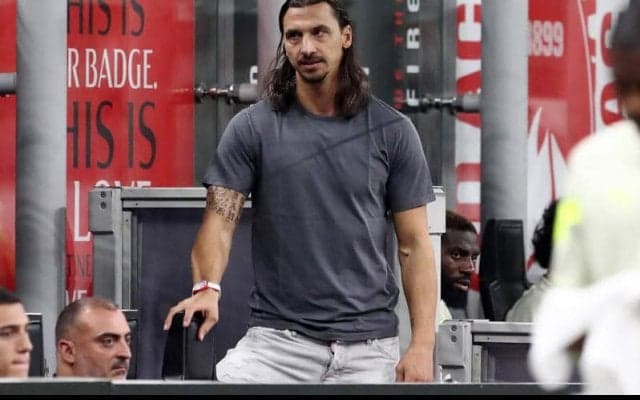 毎年クリスマスに中指を立てた画像を投稿のイブラヒモビッチ、今年は“バキバキの肉体美”をプレゼント「41歳の体じゃない」「かっこいい」