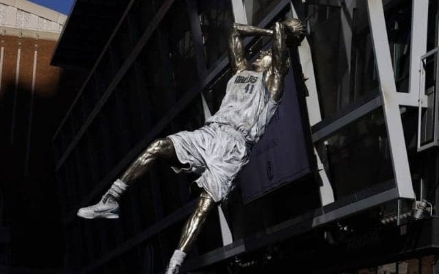 マブスがダーク・ノビツキーの彫像を初公開…本人が「面白い」と語ったこととは？