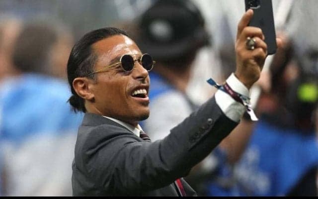 「彼を止めるべきだ」W杯決勝後のやりたい放題が批判の著名シェフ、ムバッペの頬にキスした動画に海外注目「ムバッペは不快そうに…」