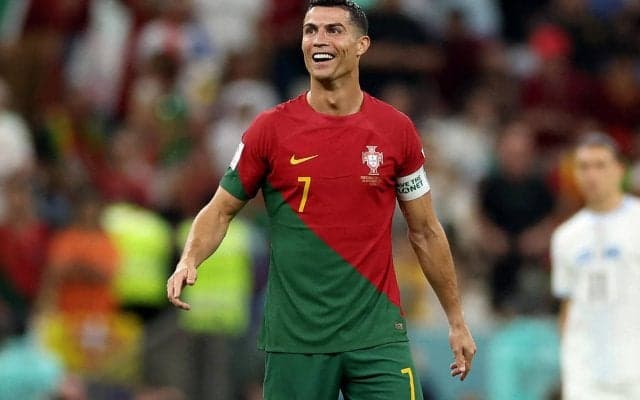 無所属のC・ロナウドは家族とクリスマスも、衝撃のプレゼントに驚きを隠せず言葉を失う