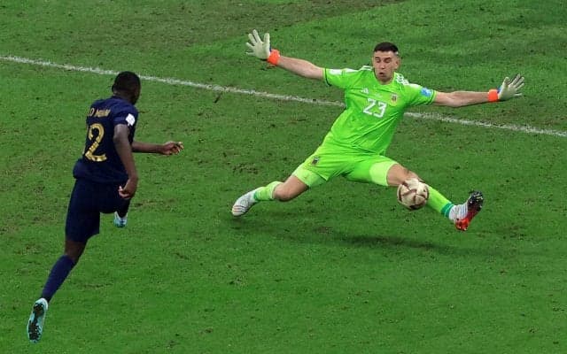 「史上最高のセーブ」「神の脚」アルゼンチン代表GKマルティネスが優勝呼び込むセーブの左脚にW杯トロフィーのタトゥー…しかし注目は4本に見える指に「どこに行った？」