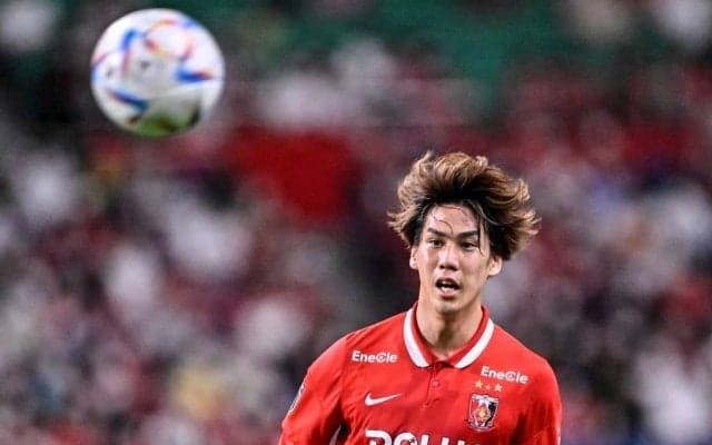 「悲しいけどこの動画かっこよすぎる」元浦和MF江坂任の蔚山現代FC「加入発表動画」が5万回再生！「新ユニフォーム着用姿」＆灯台が「赤→青」に変わる演出で移籍を表した特別PV