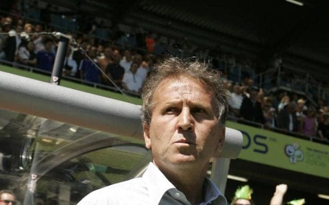 鹿島がジーコの「現役当時の姿」と「現在の言葉」を公開！ 新鮮な青いユニフォームや練習後にスイカにかぶりつく姿など秘蔵映像も満載