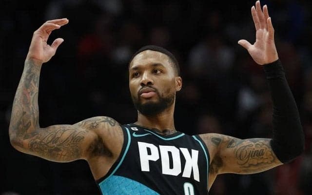 ブレイザーズの球団最多得点記録を塗り替えたリラードをホームゲームでファンが祝福