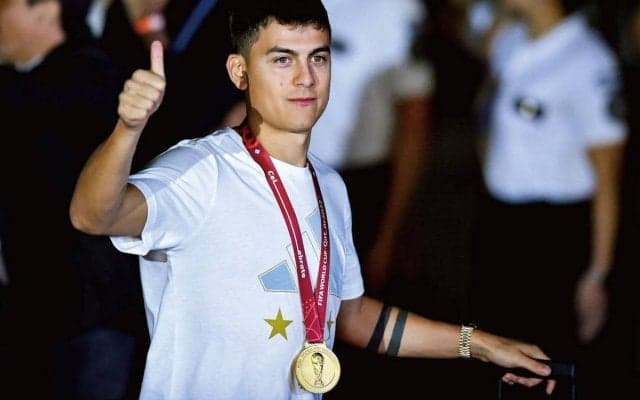 W杯優勝ディバラ、休暇を切り上げローマ帰還！ 空港でファンらもお出迎え