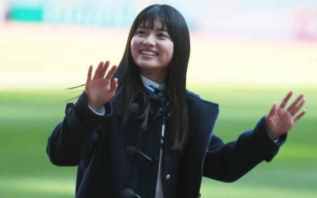 「可愛すぎます！」高校サッカー応援マネージャーの凛美さん、開会式の先導やスタンドに制服で登場「大役お疲れ様！」