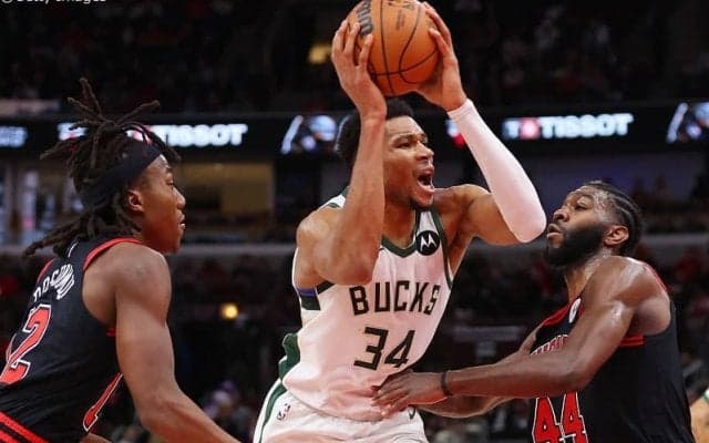 バックスは痛恨の逆転負けも、アデトクンボが直近10年間で4人目の快挙達成