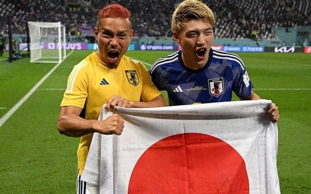 「いい写真すぎる!!」「熱いツーショット」堂安律が大先輩の長友佑都と2ショット、刺激もらう「いつもトレーニングしたくなるんよ」