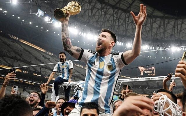 「間違いなく両親だね」メッシがW杯優勝を祝して故郷でパーティー開催！ 妻と両親と記念撮影、両親がそっくりと話題