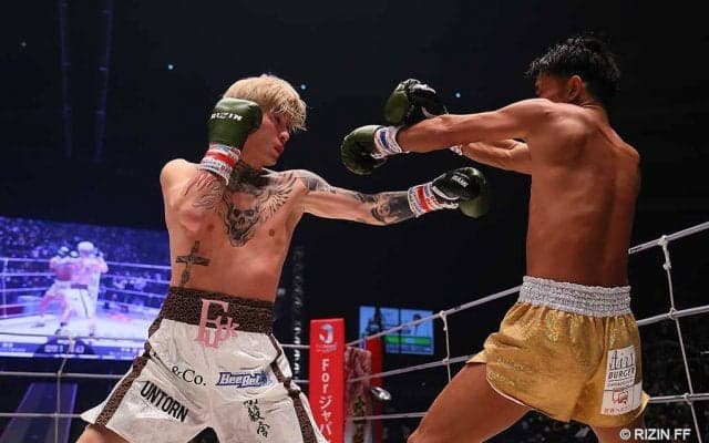 【RIZIN.40】「来年は斎藤裕と対戦」平本蓮、ミスターX・梅野に強烈左フックをお見舞い