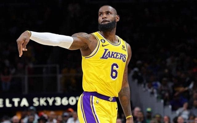 38歳を迎えたレブロン・ジェームズ、母と妻が見守る前で今季最多の47得点と大暴れ