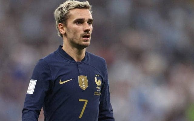 グリーズマンの新ヘアスタイルに驚愕、誰よりも目立つネオンピンクに！