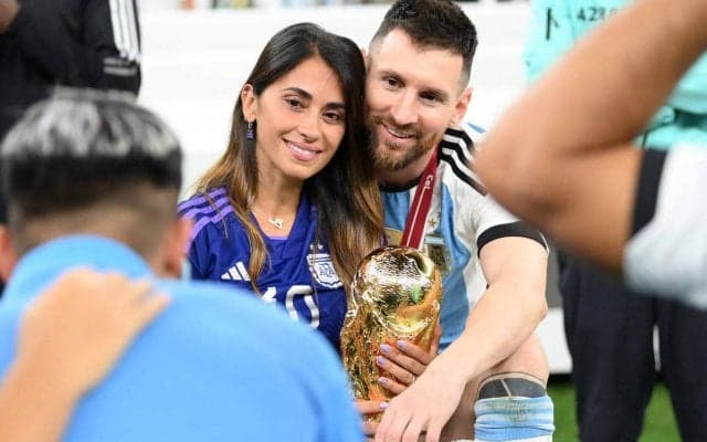ラブラブ過ぎるハグが話題！ 妻アントネラ・ロクソさんが改めてW杯王者の夫・メッシへの愛を確認「美しい」「素晴らしい写真」