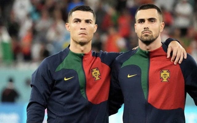 「このユニフォームはいつ買えるんだ⁉」C・ロナウドがサウジアラビア移籍で「黄色と青のユニフォーム」公開！ クラブの発表に55万いいねの世界的な大反響