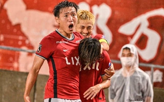 元鹿島MFと日テレ女子アナ妻との「見送り＆肩寄せ2ショット」！ 海外移籍に旅立つ夫と空港で並ぶ姿を公開