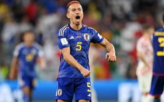 「ブラボー最高」「絶対すると思ってた」長友佑都が紅白歌合戦での「ブラボー共演」果たした大泉洋との2ショットで新年の挨拶