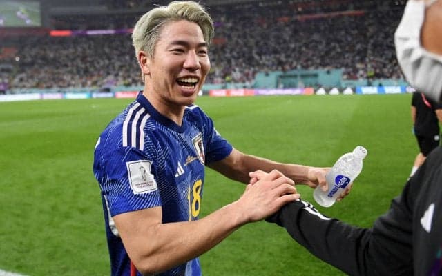 「みんなめっちゃ顔似てる！」日本代表FWが\"浅野戦隊\"結成、妹センターでサングラスの決めポーズ