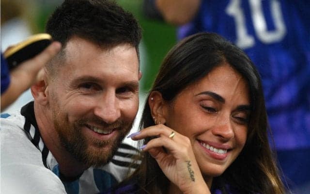 メッシ、新年1発目はアントネラ・ロクソさんとのツーショット！シースルーの服にW杯王者もデレデレ