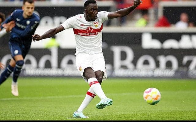 シュツットガルトが主力FWサイラスと契約延長！　過去に経歴詐称が話題に