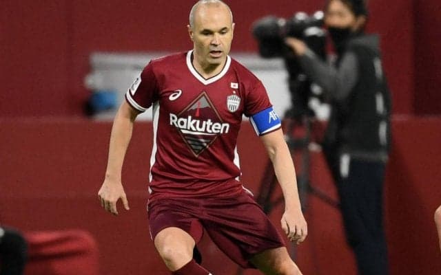 故郷に戻ったイニエスタが新年の挨拶でお茶目な姿を披露…妻と2ショットもパーティー用のメガネに帽子