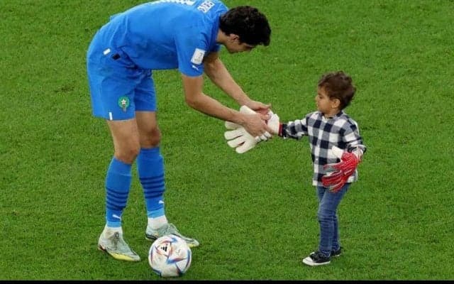 父のGKグローブをつける姿が可愛すぎると話題に！カタールW杯でお茶の間を和ませたモロッコ守護神と2歳の息子