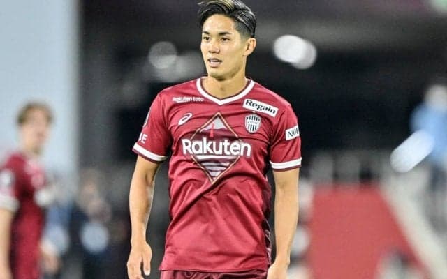 「ワカメ踏んでる？」神戸・武藤嘉紀の「南国の海辺ショット」にまさかの突っ込み！ 「バチェラー？」「カッコ良すぎて引いてる」の声だけじゃない、イケメンFWの爽やか写真